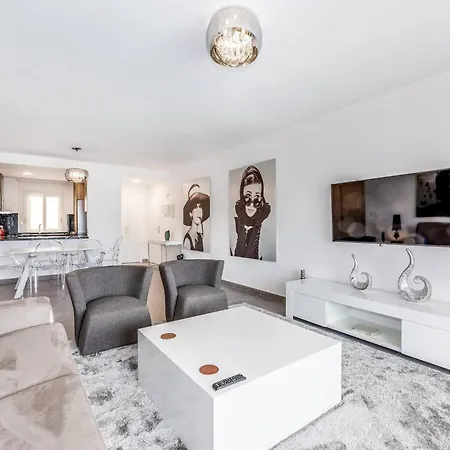 By Riva - Incredible, Stylish 2 Bedroom In Puerto Banus Gardens 아파트