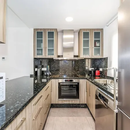 By Riva - Incredible, Stylish 2 Bedroom In Puerto Banus Gardens 아파트 마르베야