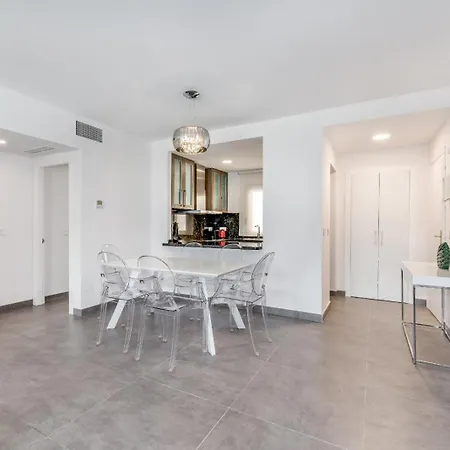 By Riva - Incredible, Stylish 2 Bedroom In Puerto Banus Gardens 마르베야