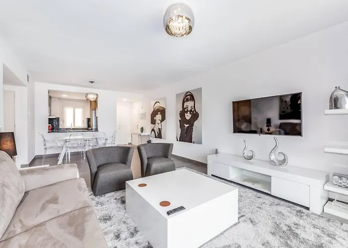 By Riva - Incredible, Stylish 2 Bedroom In Puerto Banus Gardens Lägenhet