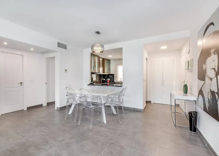 By Riva - Incredible, Stylish 2 Bedroom In Puerto Banus Gardens Lägenhet *